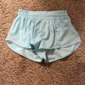lululemon hotty hot low rise 2.5 size 4 icing blue shorts